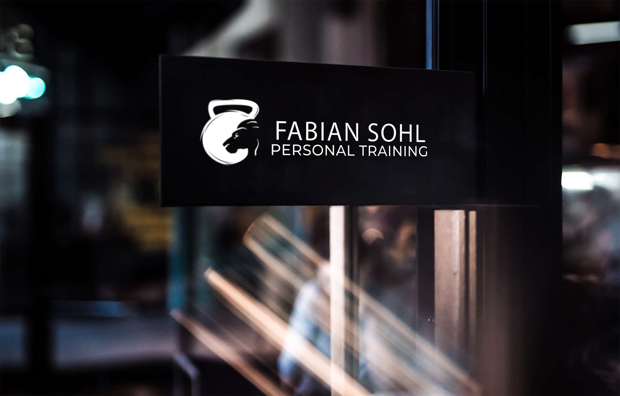 Schild an Studio mit neuem Logo von einem Personal Trainer.