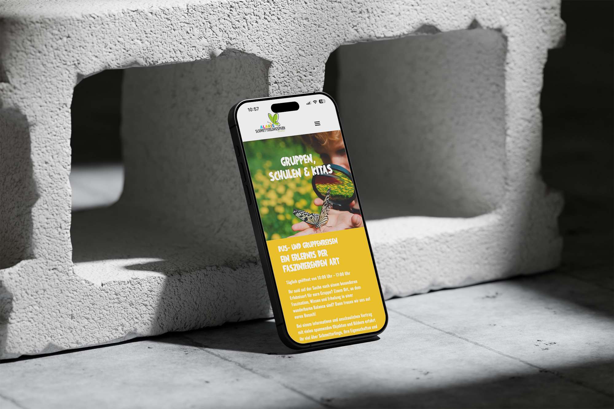 Mobilansicht der ALARIS Schmetterlingspark-Website mit tropischem Design und intuitiver Menüführung.
